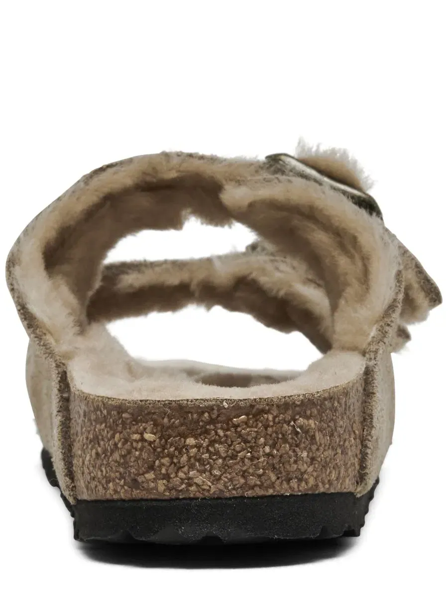 Сандалии из замши с подкладкой из овчины Arizona Shearling Suede Leather Birkenstock — изображение 4 из 6, тауп