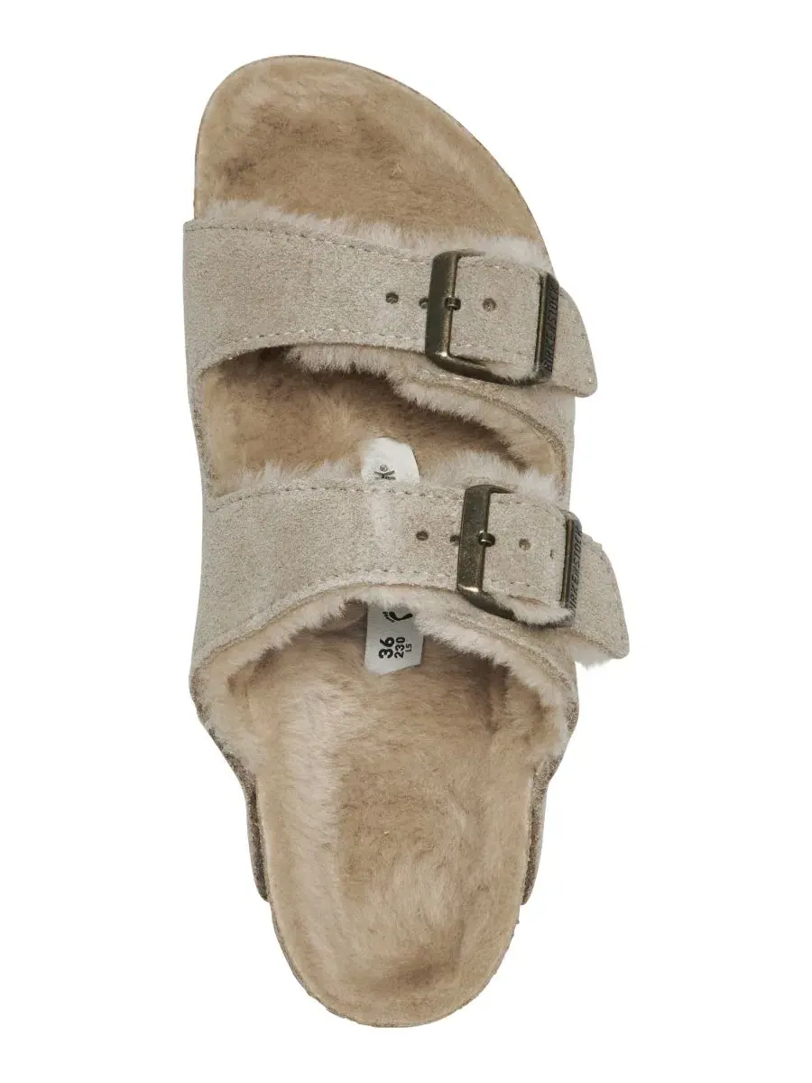 Сандалии из замши с подкладкой из овчины Arizona Shearling Suede Leather Birkenstock — изображение 5 из 6, тауп