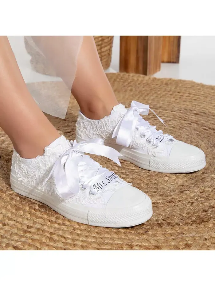 Белые свадебные кроссовки Belle Floral Lace с кружевным цветочным принтом Forever & Always Shoes — изображение 2 из 5, белый
