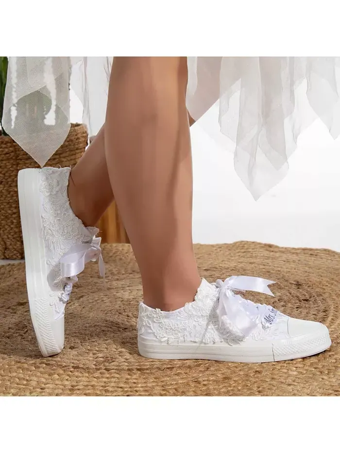 Белые свадебные кроссовки Belle Floral Lace с кружевным цветочным принтом Forever & Always Shoes — изображение 3 из 5, белый
