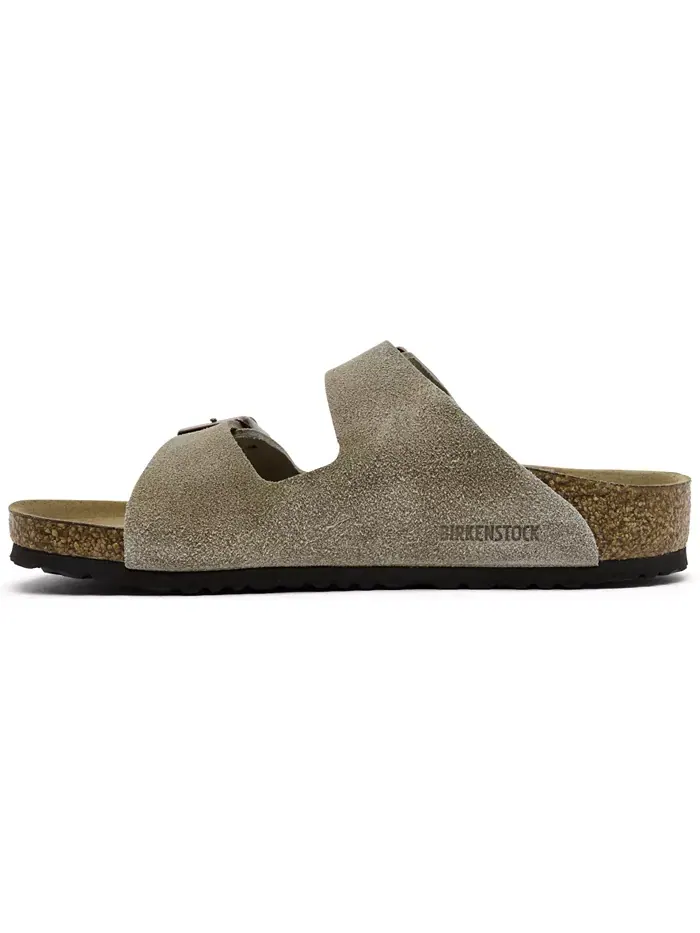 Сандалии из замши и кожи Arizona для малышей от Finish Line Birkenstock — изображение 3 из 6, тауп