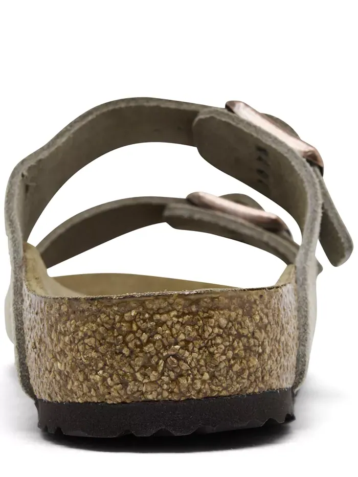 Сандалии из замши и кожи Arizona для малышей от Finish Line Birkenstock — изображение 4 из 6, тауп