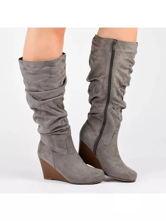 Женские сапоги Haze Wide Calf с оборками и высокой танкеткой Journee Collection — изображение 2 из 6, серый