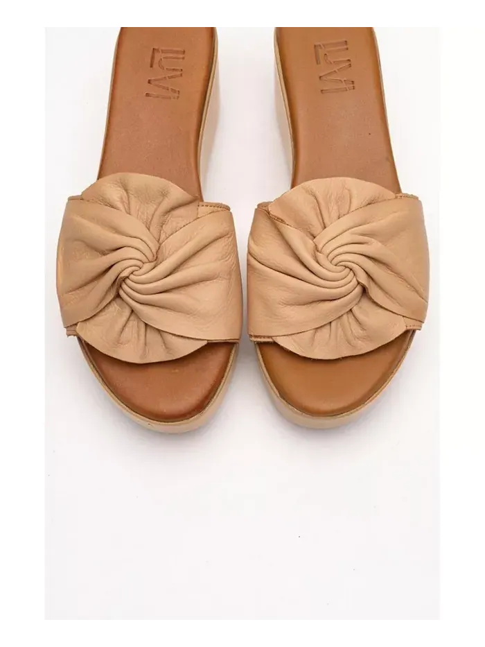 Сандалии из кожи на танкетке Syndra Bow (женские) Forever & Always Shoes — изображение 2 из 6, бежевый/бежевый