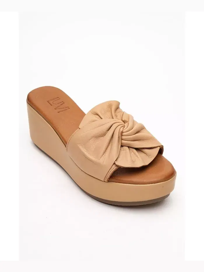 Сандалии из кожи на танкетке Syndra Bow (женские) Forever & Always Shoes — изображение 3 из 6, бежевый/бежевый