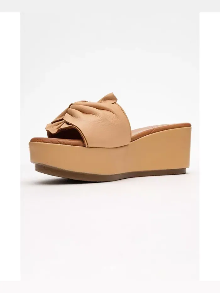 Сандалии из кожи на танкетке Syndra Bow (женские) Forever & Always Shoes — изображение 5 из 6, бежевый/бежевый