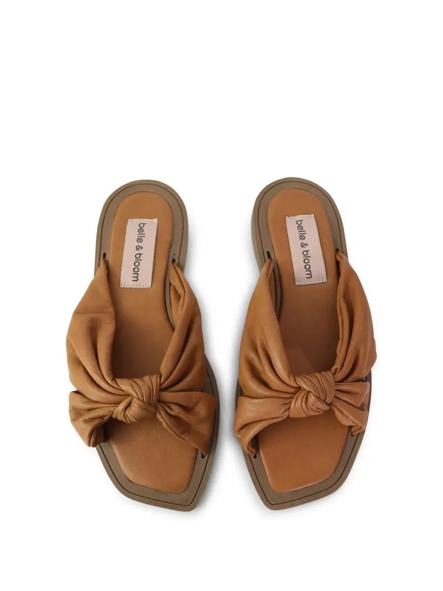 Сандалии-слайды с узлом You and I Knot Detail Belle & Bloom — изображение 2 из 3, карамель