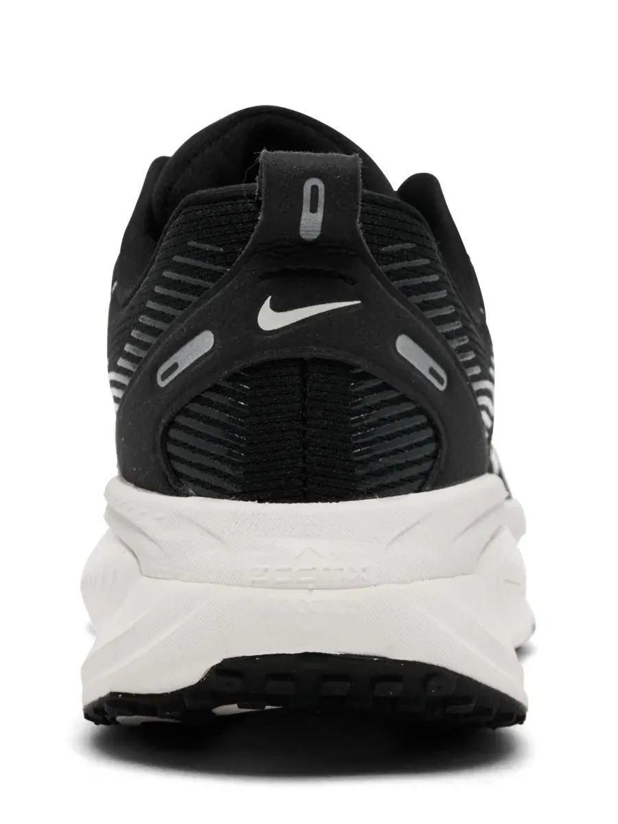 Кроссовки для бега Vomero 18 Nike — изображение 4 из 6, белый черный