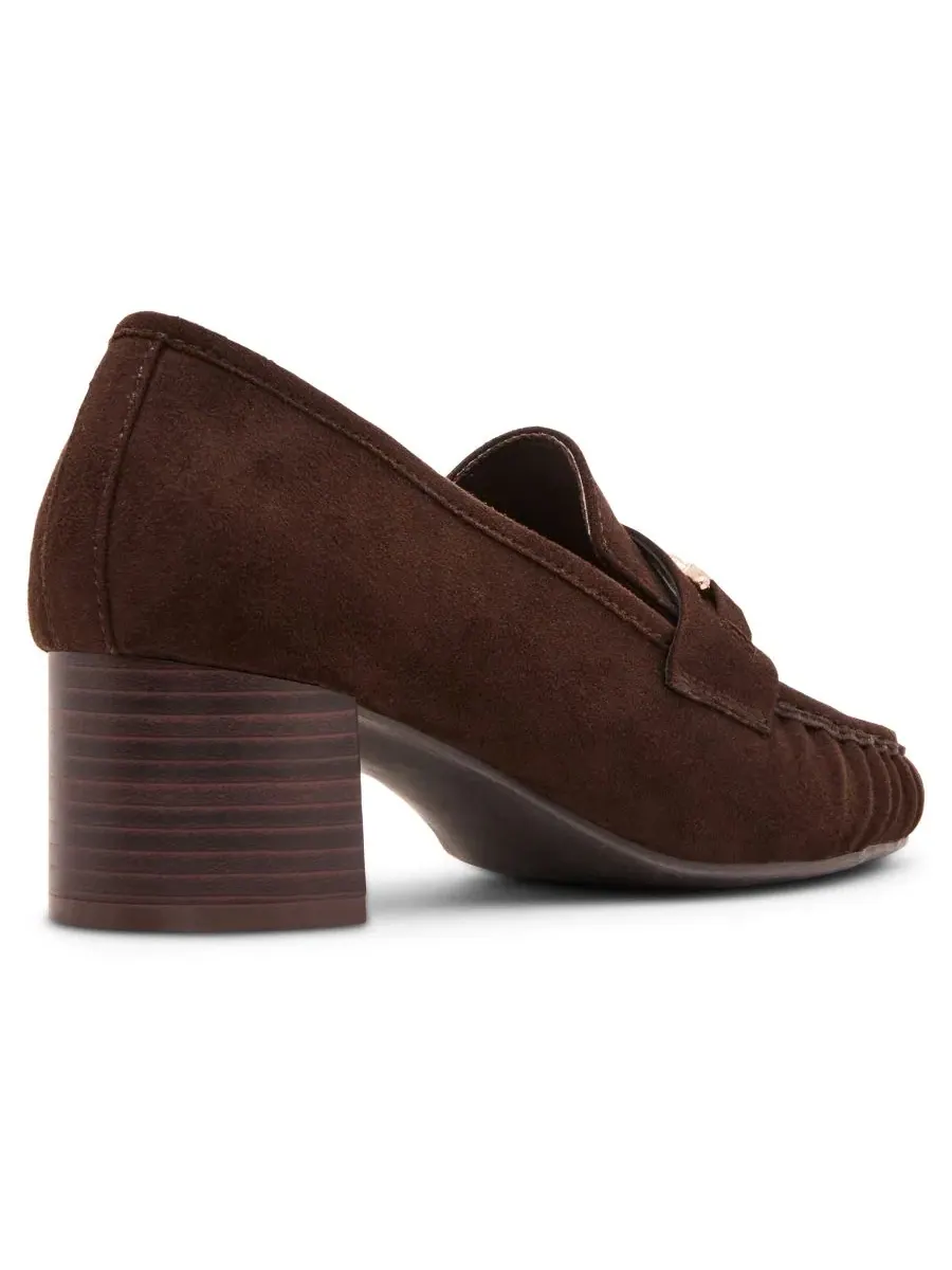 Туфли-слипоны на каблуке Karin Dress Slip-On Loafer Pumps Anne Klein — изображение 7 из 8, коричневый
