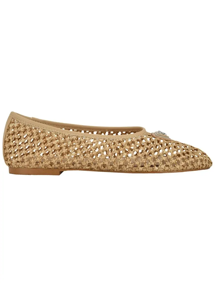 Женские балетки Aylora с треугольным логотипом и плетеной сеткой GUESS, светлый-natural/raffia — изображение 2 из 5