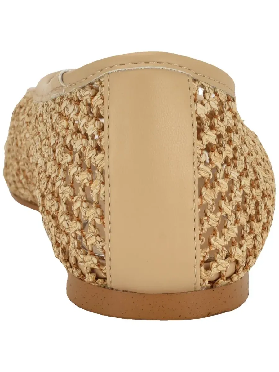 Женские балетки Aylora с треугольным логотипом и плетеной сеткой GUESS, светлый-natural/raffia — изображение 3 из 5