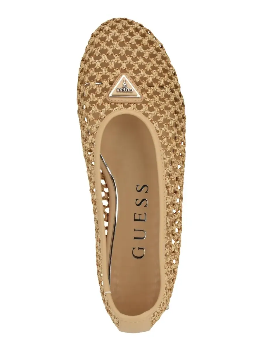 Женские балетки Aylora с треугольным логотипом и плетеной сеткой GUESS, светлый-natural/raffia — изображение 4 из 5