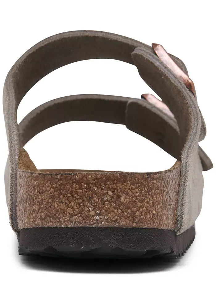Женские сандалии Arizona Soft Footbed из замши и кожи от Finish Line Birkenstock — изображение 4 из 6, бежевый