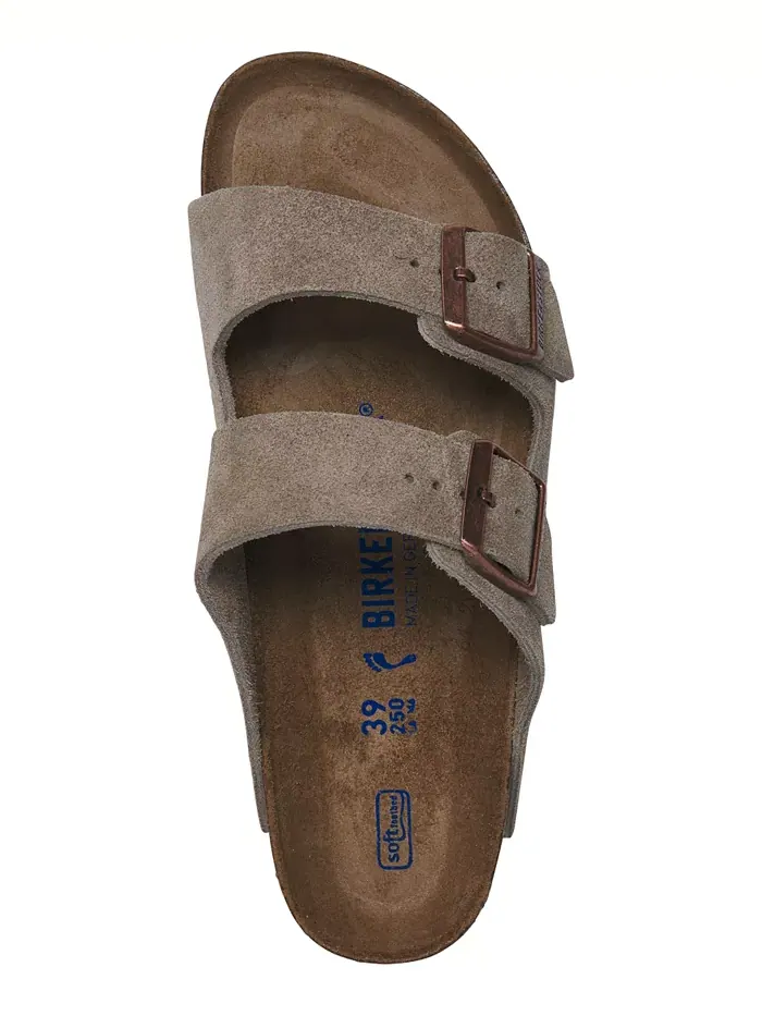 Женские сандалии Arizona Soft Footbed из замши и кожи от Finish Line Birkenstock — изображение 5 из 6, бежевый