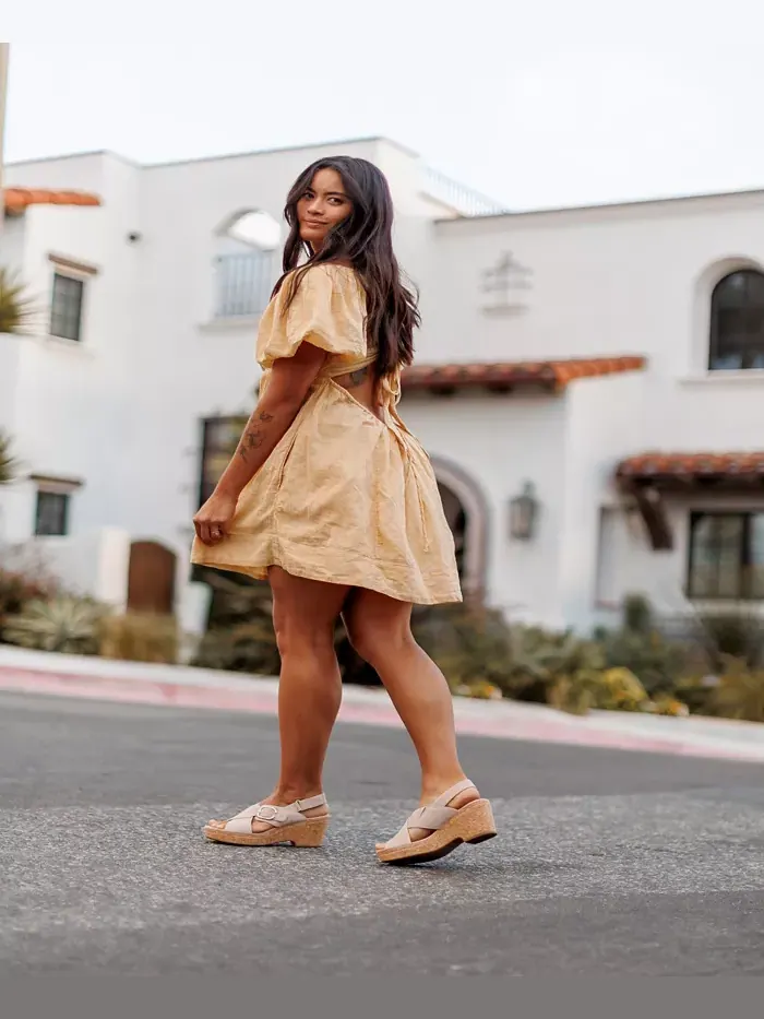 Сандалии женские Clarks Giselle Dove, на клиновидной подошве — изображение 7 из 10, песочный
