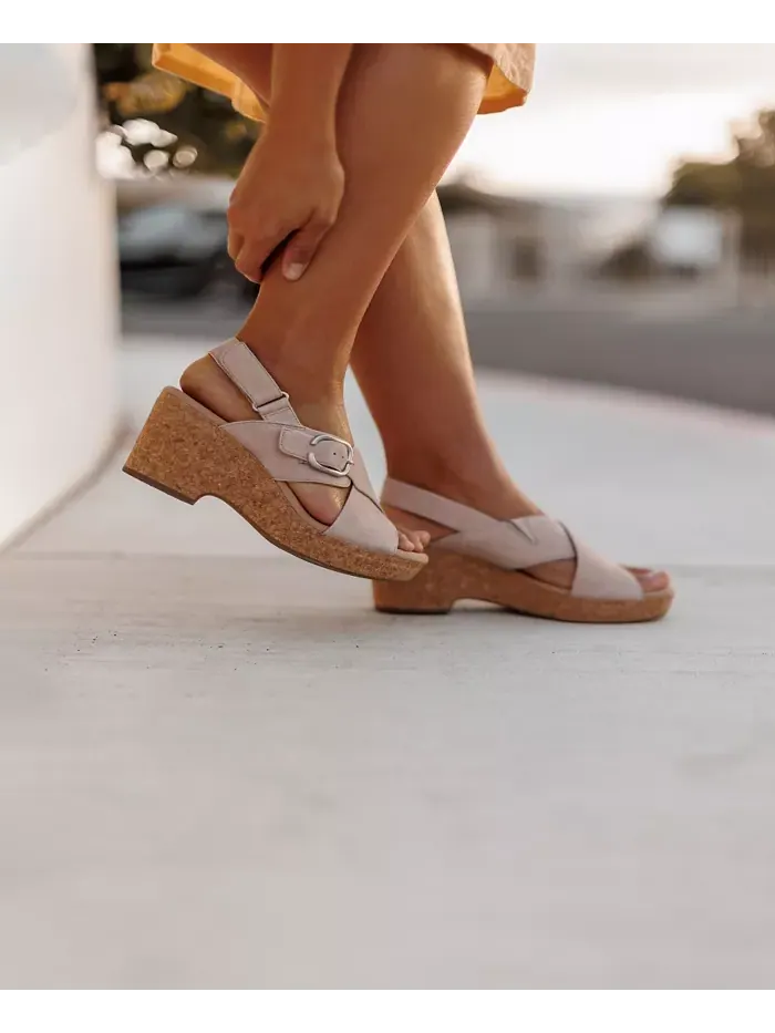 Сандалии женские Clarks Giselle Dove, на клиновидной подошве — изображение 9 из 10, песочный