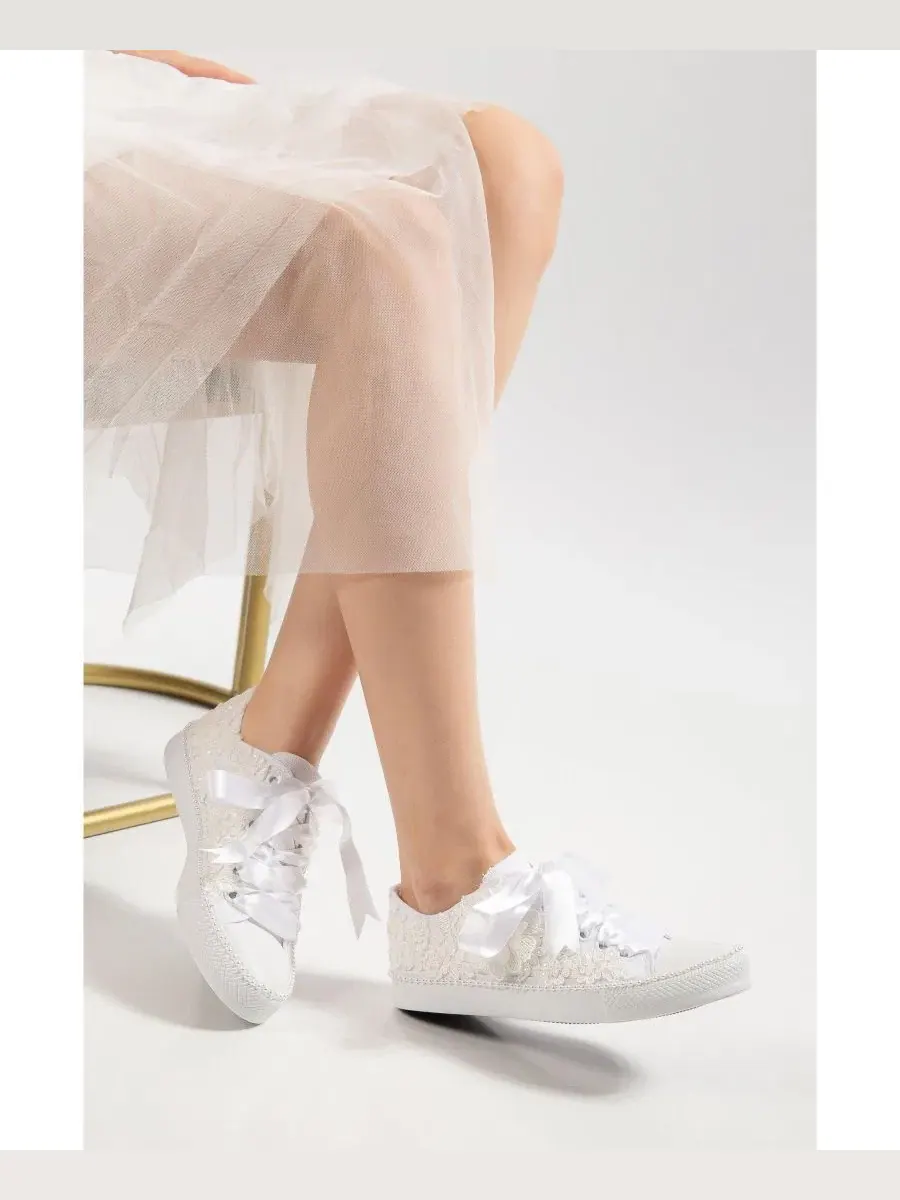 Женские свадебные кроссовки Marvelle с жемчужным кружевом Forever & Always Shoes — изображение 3 из 4, белый