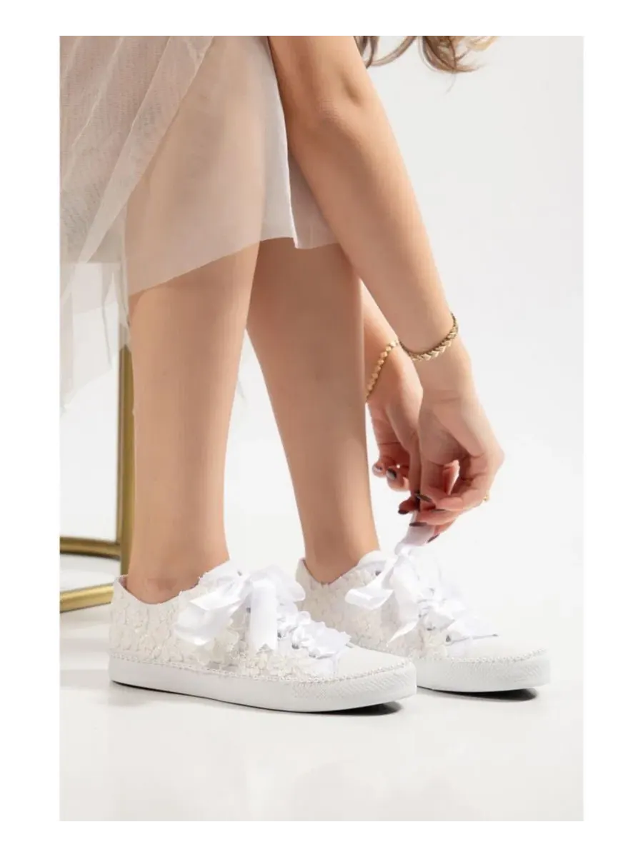 Женские свадебные кроссовки Marvelle с жемчужным кружевом Forever & Always Shoes — изображение 4 из 4, белый