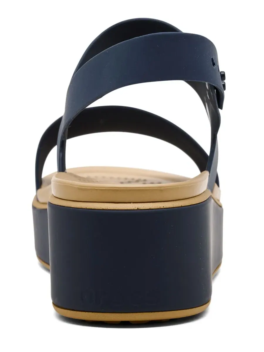 Босоножки-танкетка Brooklyn Matte Wrap Low Wedge Sandals Crocs — изображение 4 из 5, темно-синий