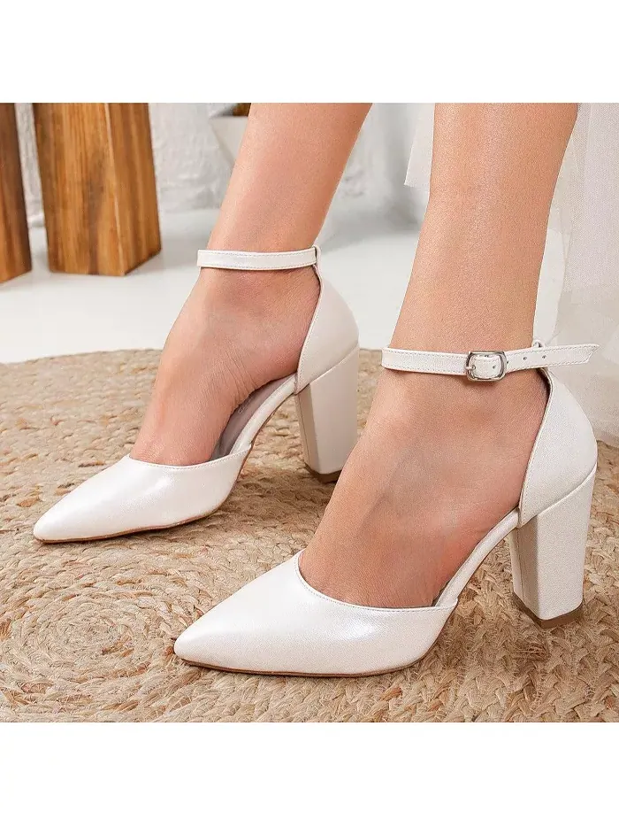 Женские туфли Gisele на закрытом мысе с квадратным каблуком Forever & Always Shoes — изображение 2 из 5, слоновая кость