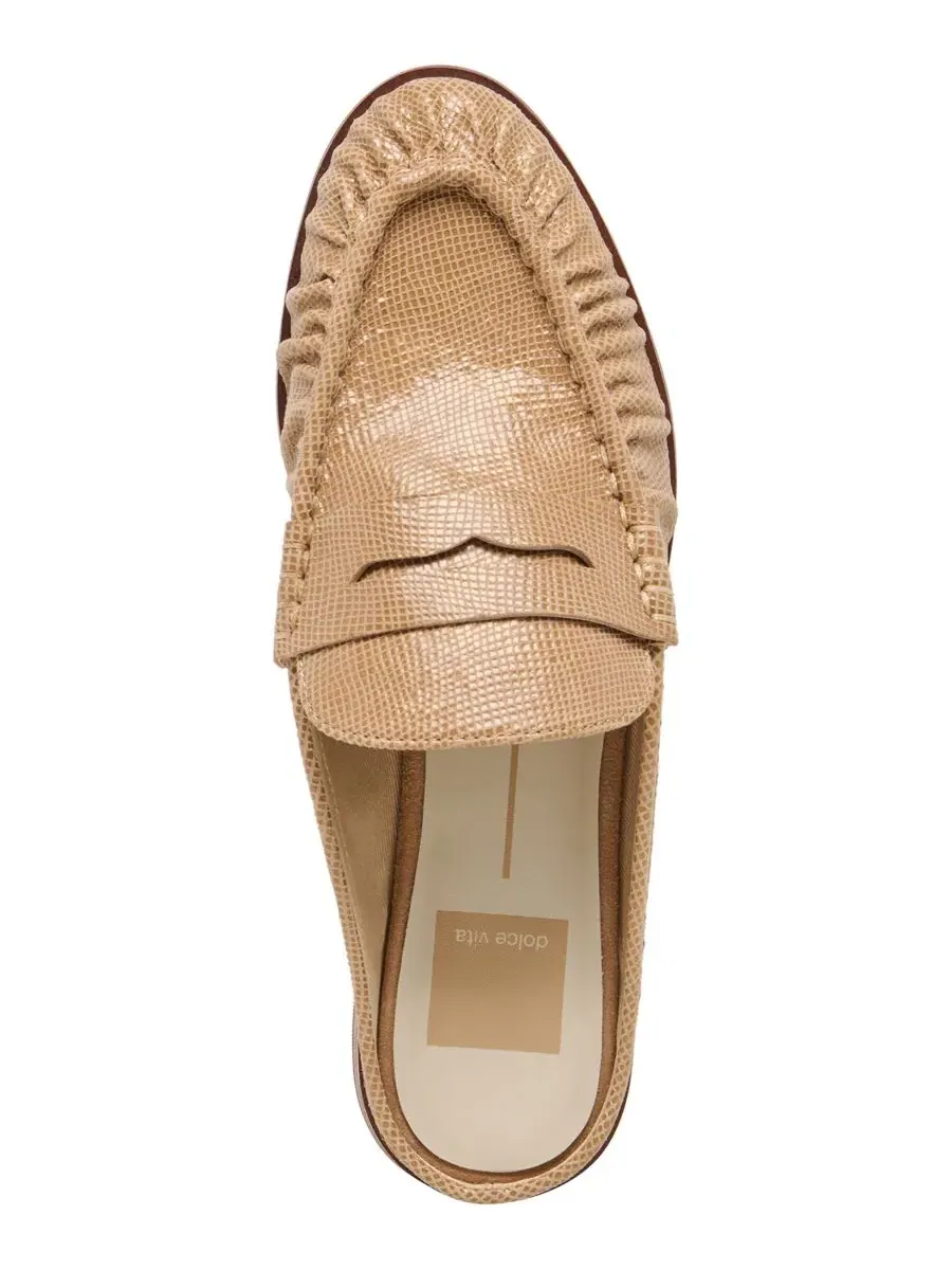 Туфли-мюли на плоском ходу Betzy Dolce Vita, Latte Embossed Leather — изображение 4 из 7