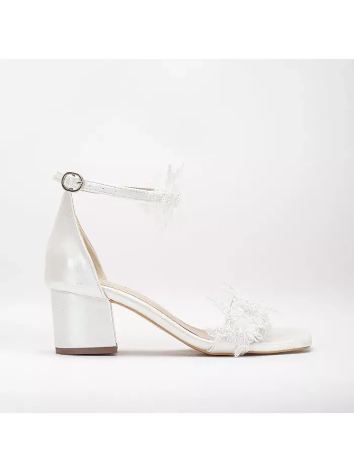 Свадебные босоножки Flora Lace на низком каблуке с кружевом Forever & Always Shoes