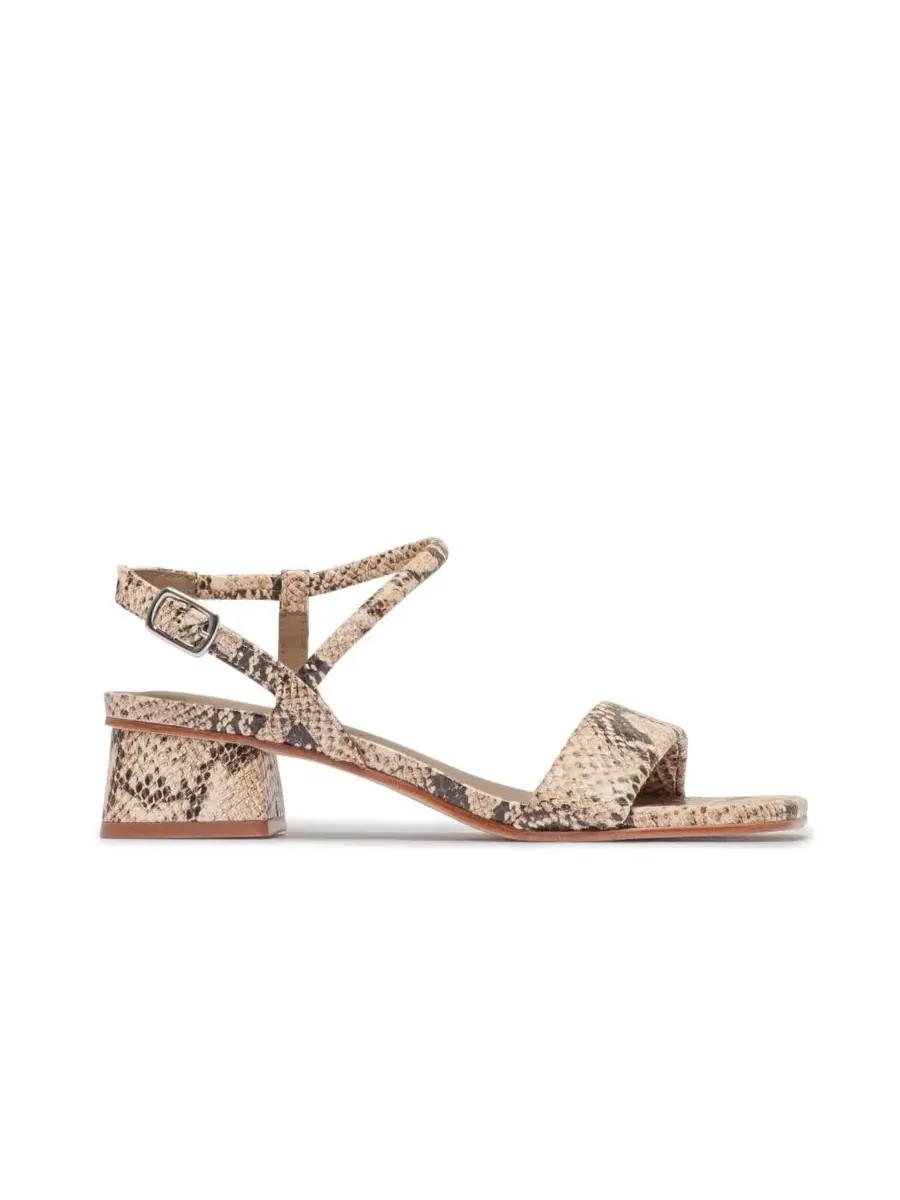 Сандалии на каблуке с открытым носком Josei Natural Snake Print Bernardo Footwear — изображение 2 из 4