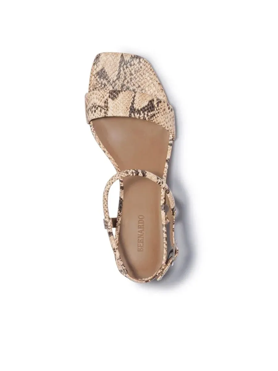Сандалии на каблуке с открытым носком Josei Natural Snake Print Bernardo Footwear — изображение 3 из 4