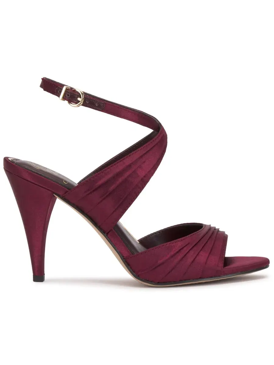Сандалии с коническим каблуком Altnori Cone Heel Dress Sandals Vince Camuto, Rich Petit Sirah Satin — изображение 2 из 5