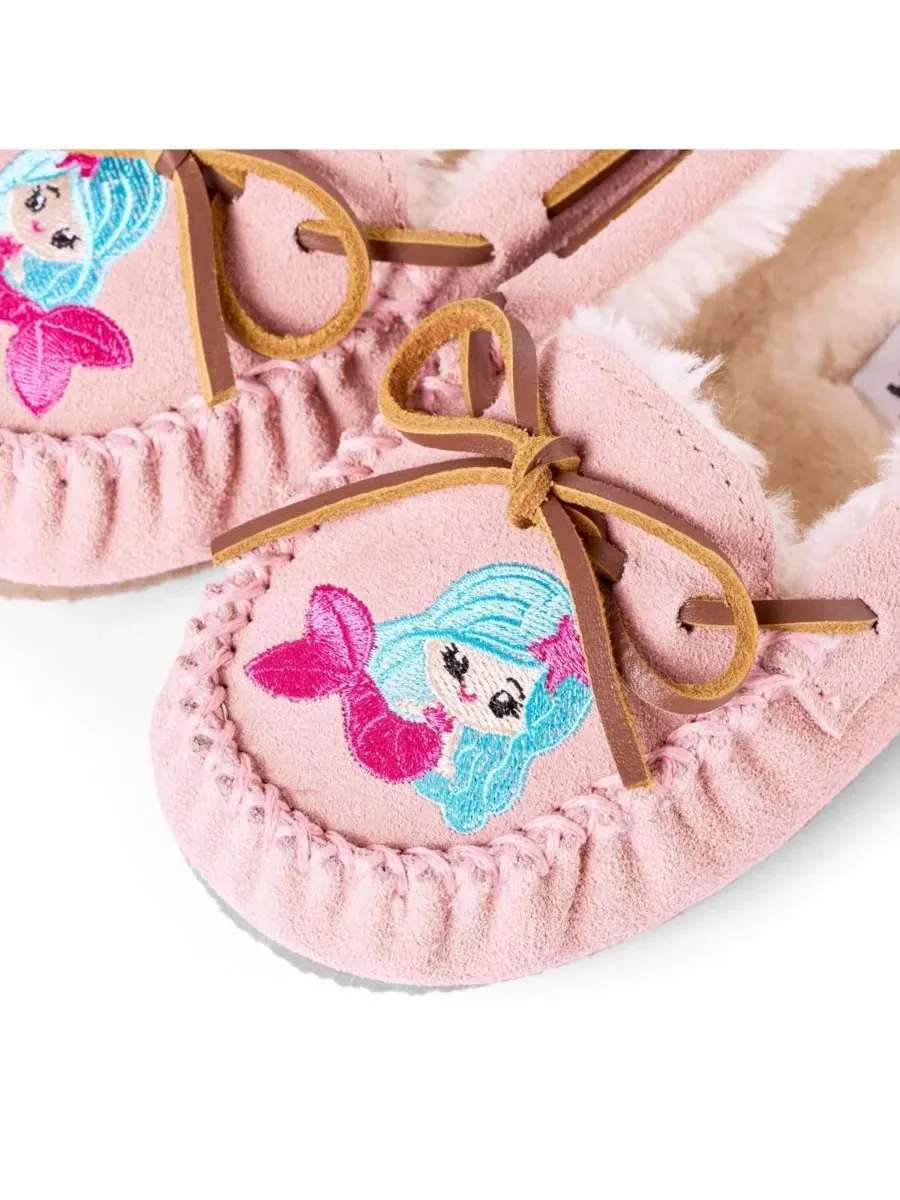 Детские тапочки-мокасины с принтом «Mermaid» Minnetonka, Blush Mermaid — изображение 2 из 6