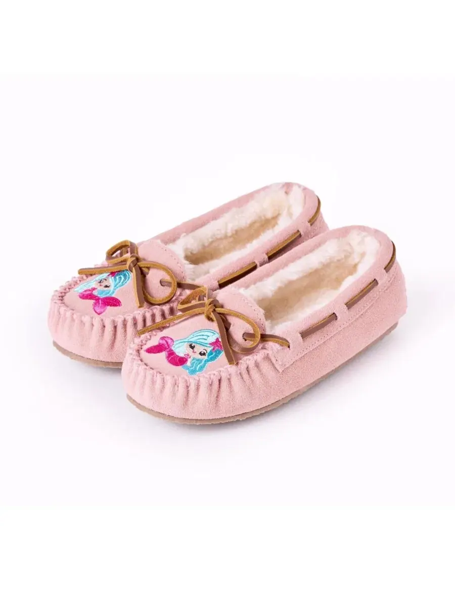 Детские тапочки-мокасины с принтом «Mermaid» Minnetonka, Blush Mermaid — изображение 3 из 6