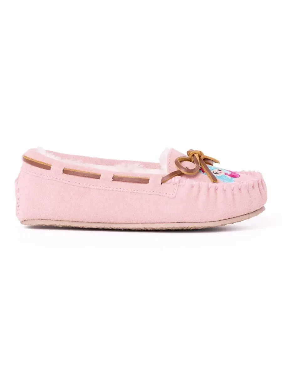 Детские тапочки-мокасины с принтом «Mermaid» Minnetonka, Blush Mermaid — изображение 4 из 6