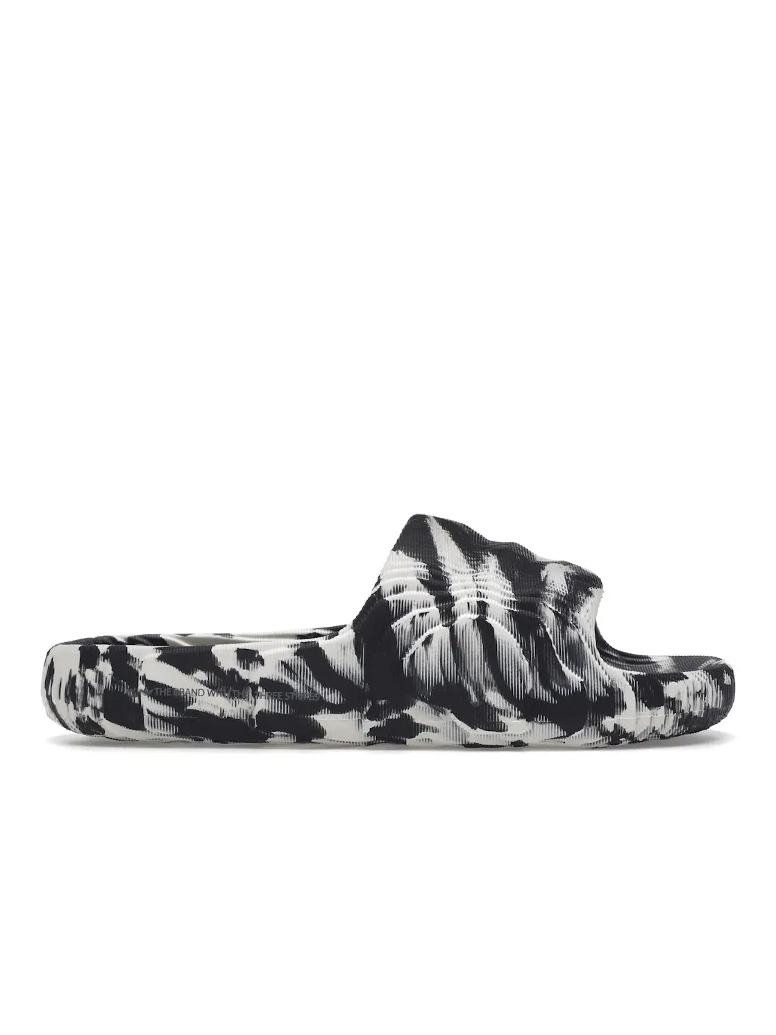 Детские шлепанцы с контурной стелькой Adidas Adilette 22 Slides, Carbon/Aluminum/Aluminum — изображение 1 из 4