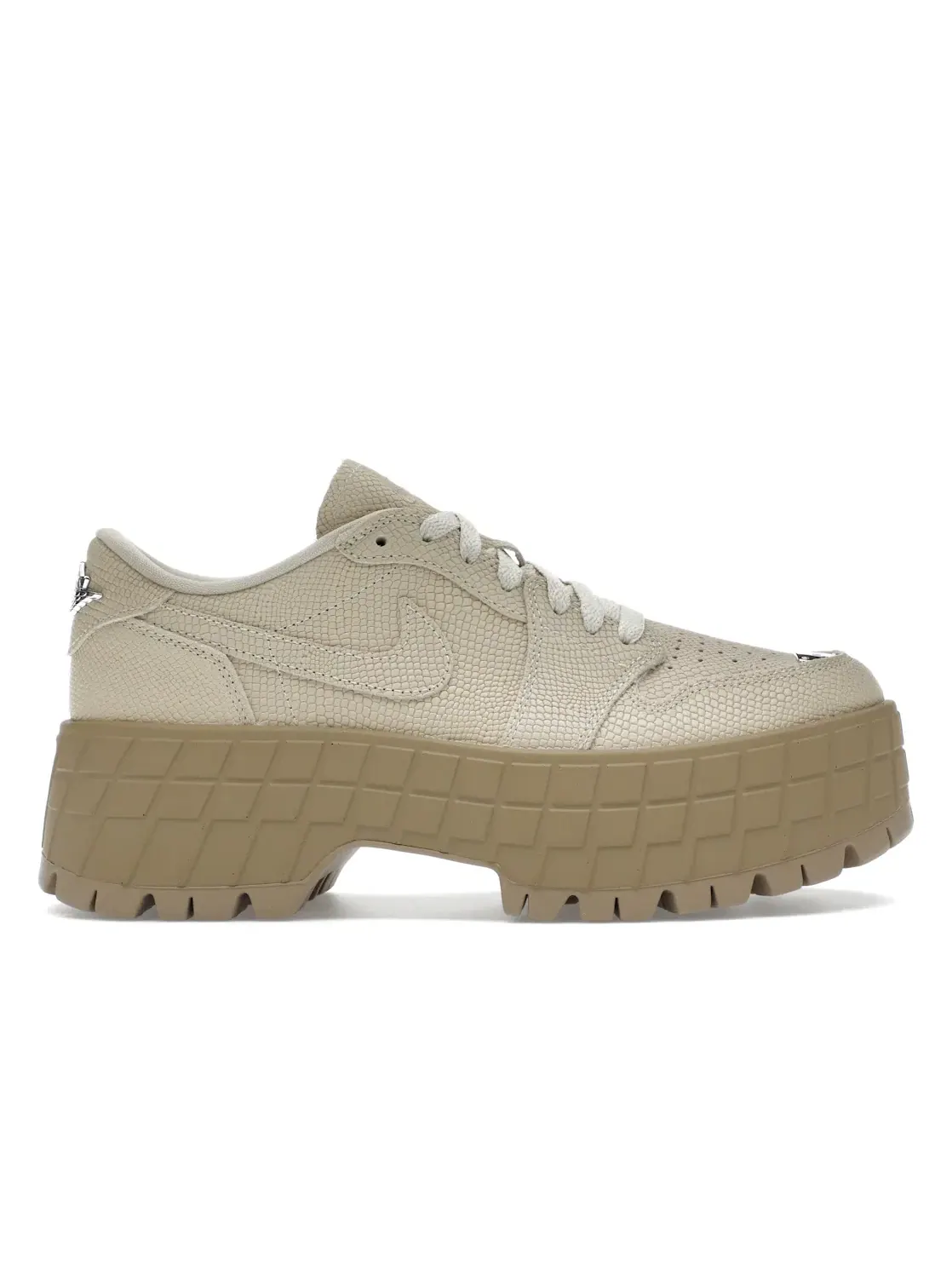 Женские ботинки с кроссовочным дизайном Jordan 1 Low Brooklyn Jordan, Rattan Desert Camo — изображение 1 из 4