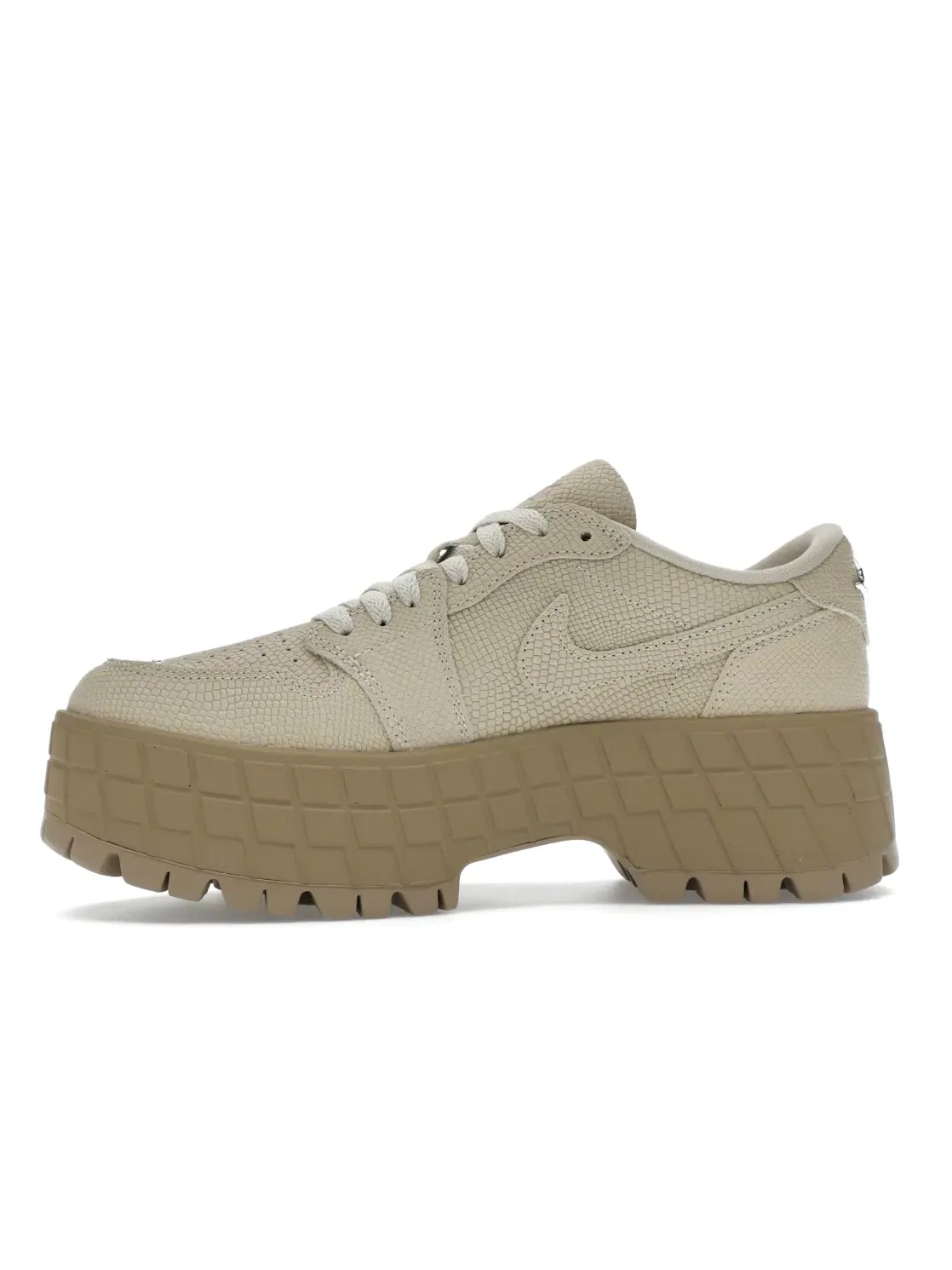 Женские ботинки с кроссовочным дизайном Jordan 1 Low Brooklyn Jordan, Rattan Desert Camo — изображение 3 из 4