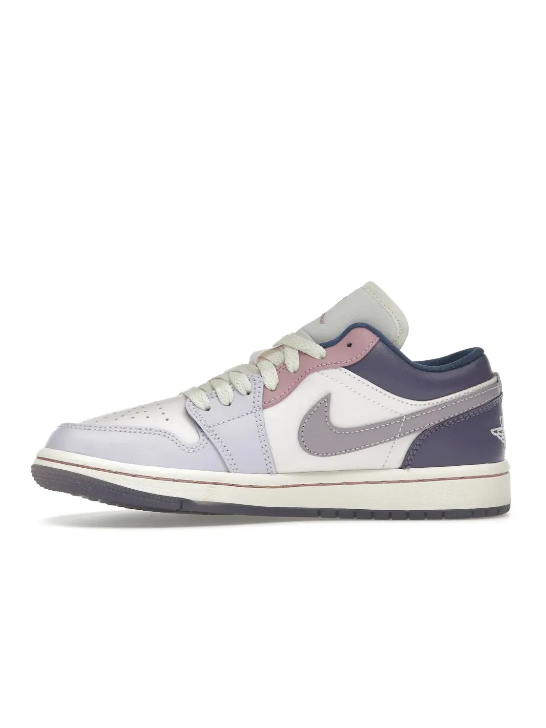Женские кроссовки низкие с кожаным верхом Jordan 1 Low — изображение 3 из 4, светлый розовый