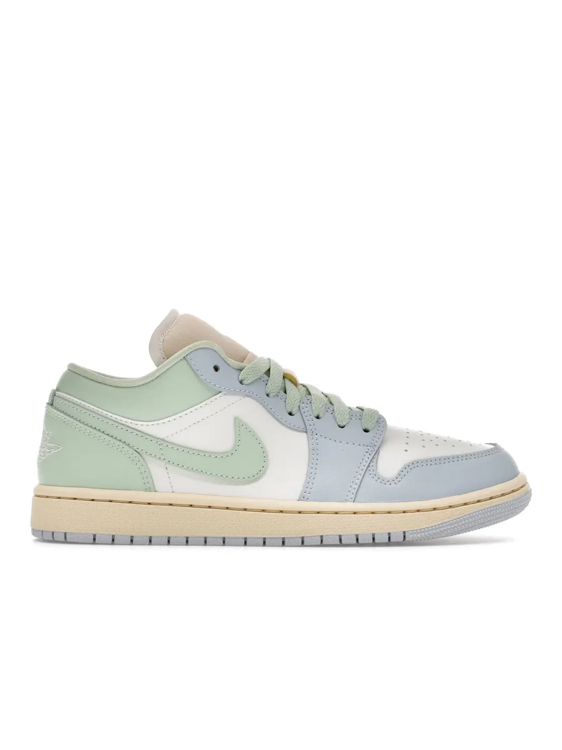 Женские кроссовки с низким верхом Jordan 1 Low Jordan, Sail/Aura/Muslin/Jade Aura — изображение 1 из 4
