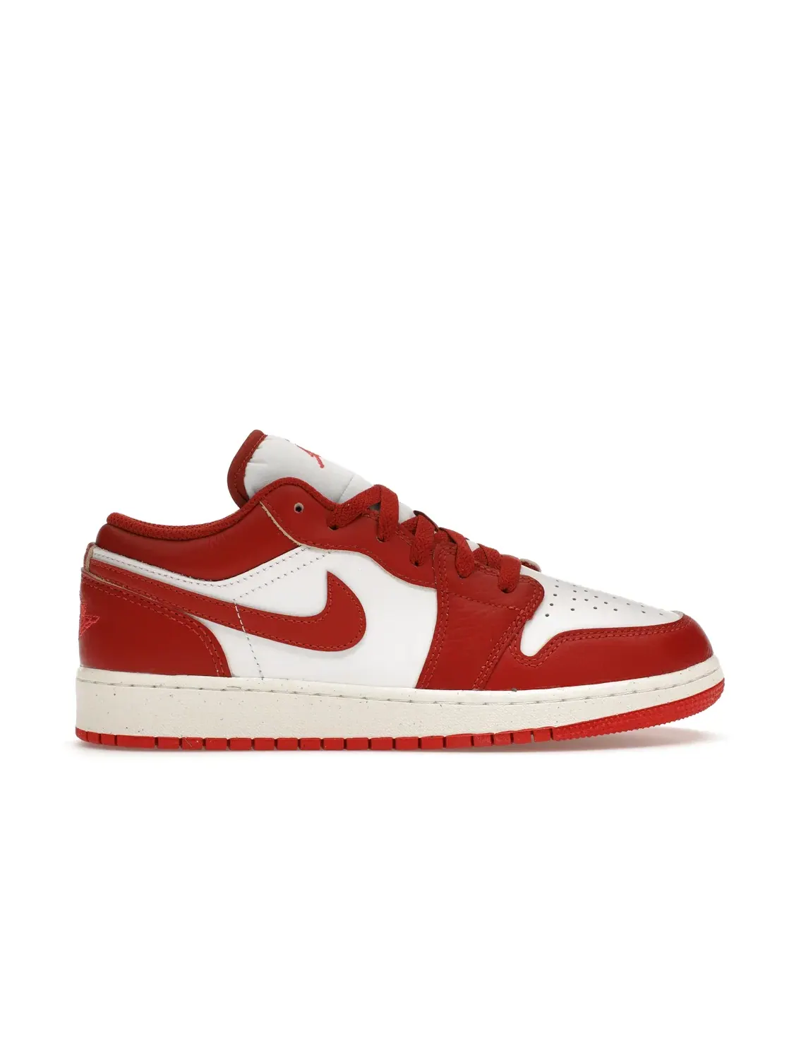 Детские кроссовки Lifestyle Jordan 1 Low SE Jordan — изображение 1 из 4, белый/красный///бежевый