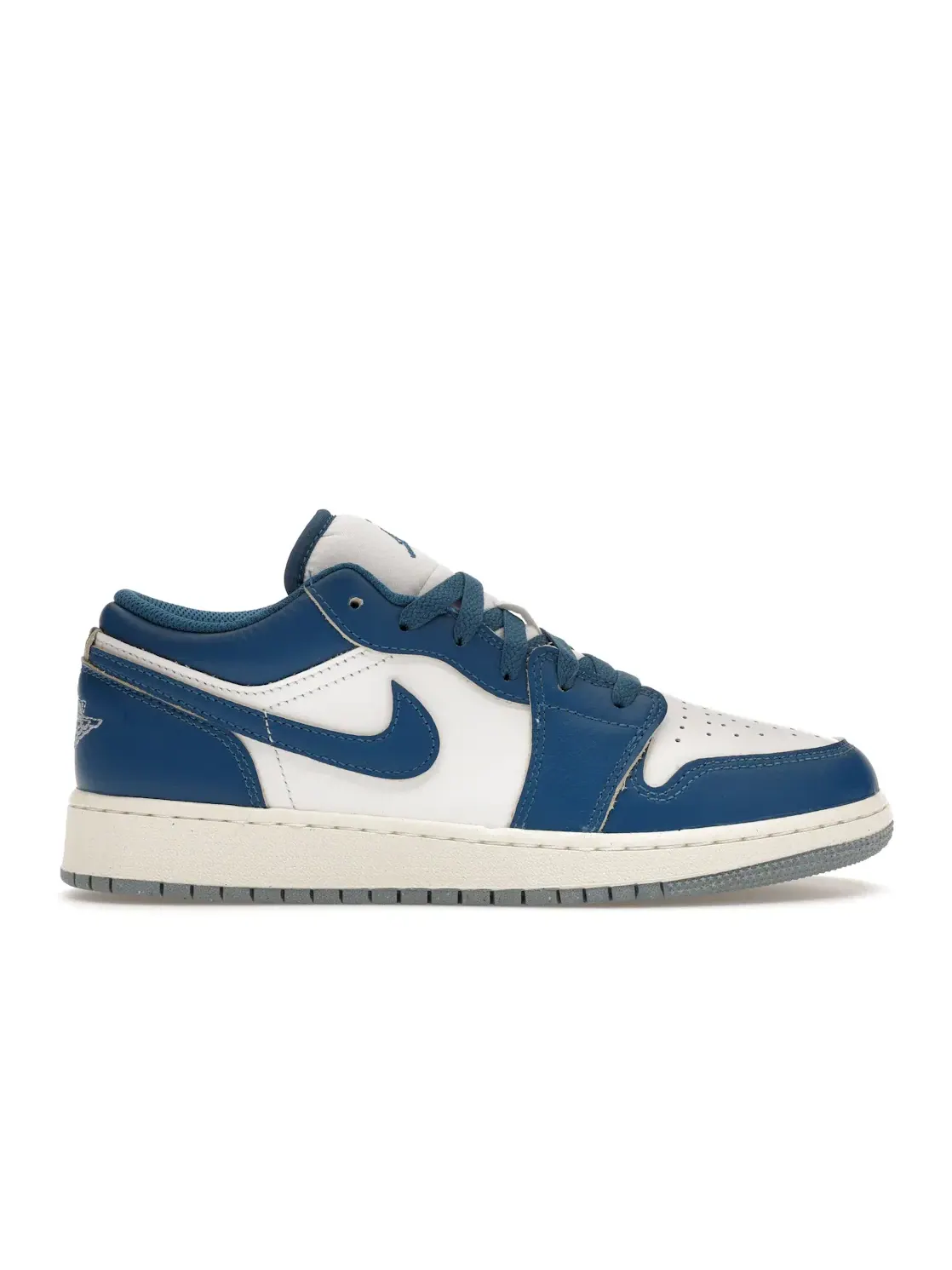 Детские кроссовки с премиальными материалами Jordan 1 Low SE Industrial Blue (GS) Jordan — изображение 1 из 4