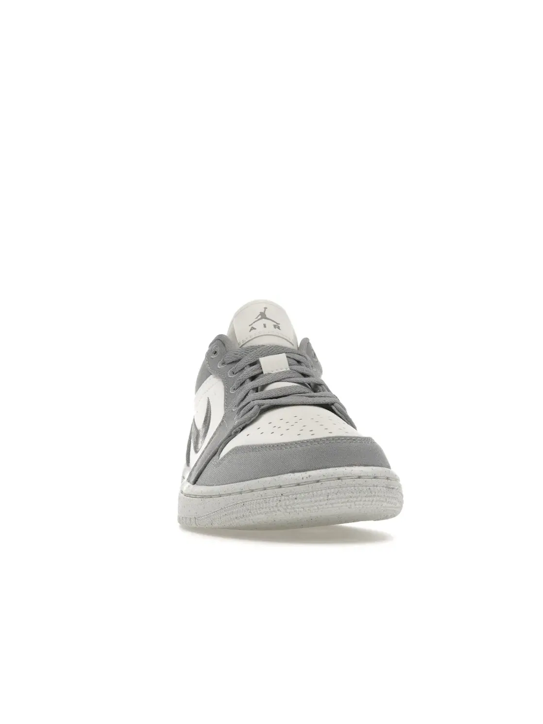 Женские кроссовки с замшевыми и кожаными вставками Jordan 1 Low SE — изображение 2 из 4, светлый серый//белый