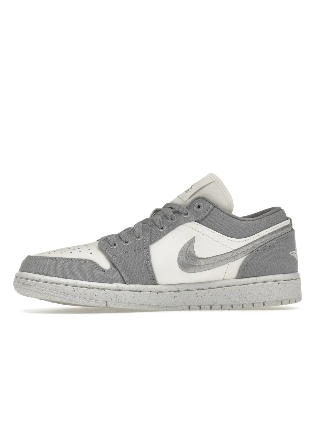 Женские кроссовки с замшевыми и кожаными вставками Jordan 1 Low SE — изображение 3 из 4, светлый серый//белый