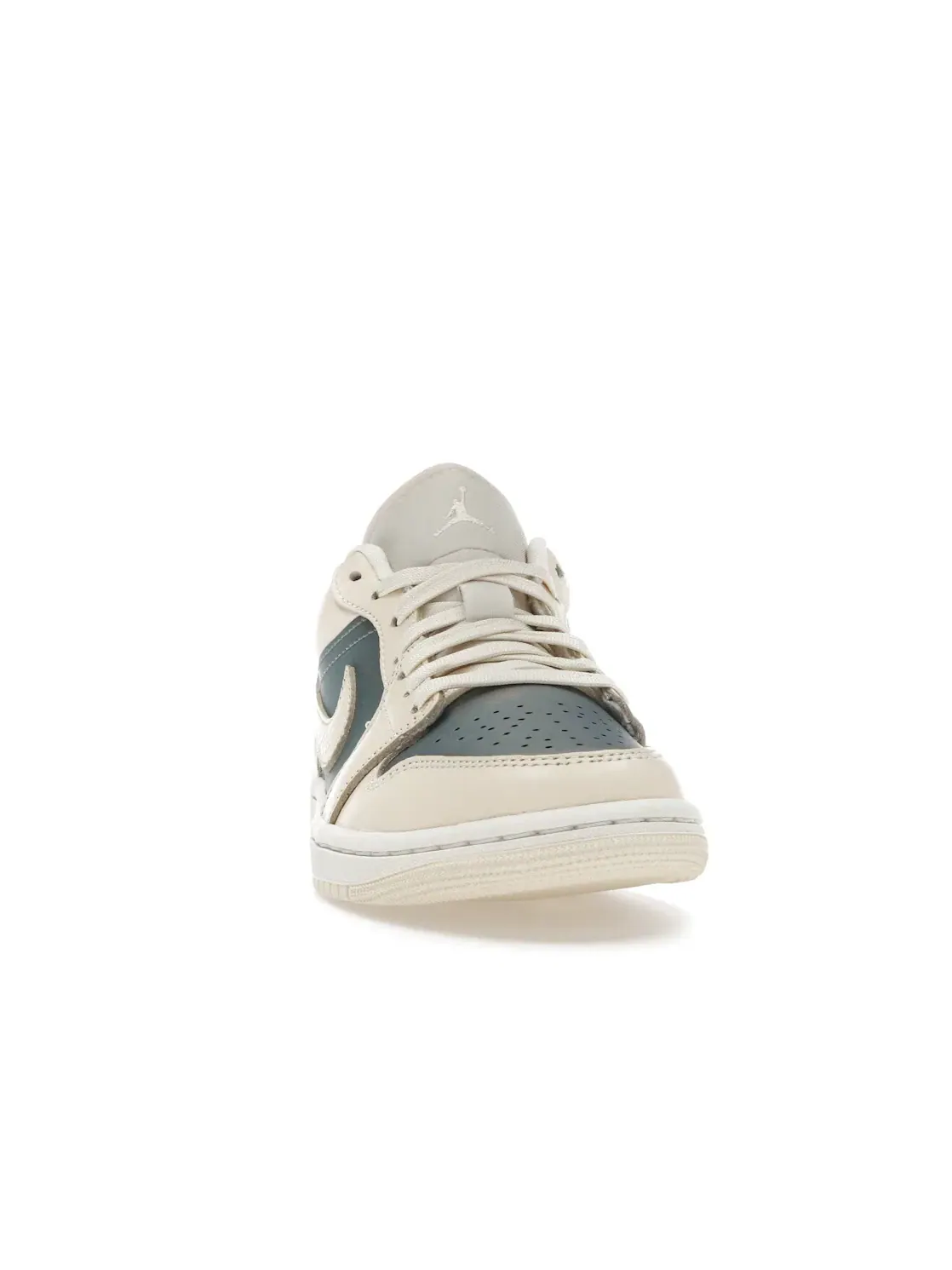 Женские кроссовки Lifestyle Jordan 1 Low SE Jordan, Muslin/Sail/Royal Tint/Muslin — изображение 2 из 4