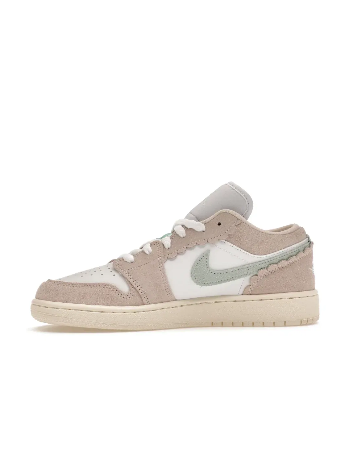 Детские кроссовки Lifestyle с отделкой фестонами Jordan 1 Low SE — изображение 3 из 4, белый/розовый