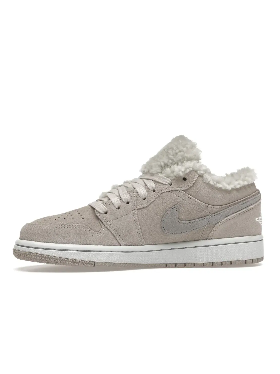 Женские кроссовки с отделкой из искусственного меха Jordan 1 Low SE — изображение 3 из 4, серый/серый/серый/белый
