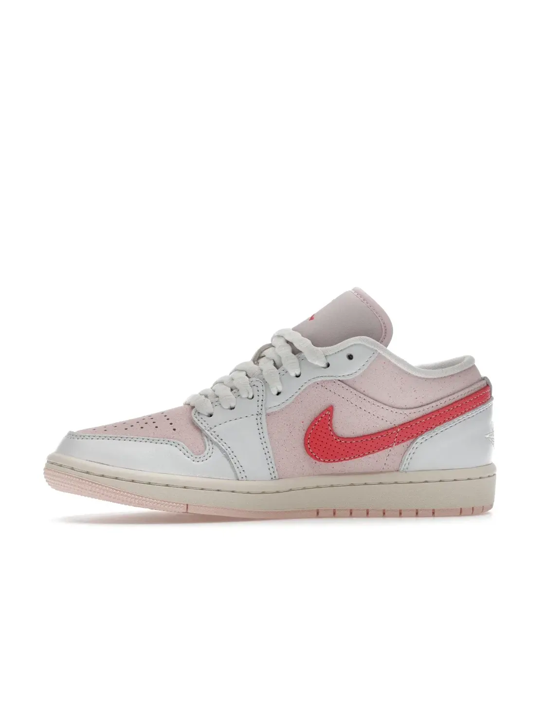 Женские кроссовки Lifestyle с пастельным принтом Jordan 1 Low SE — изображение 3 из 4, белый/светлый розовый