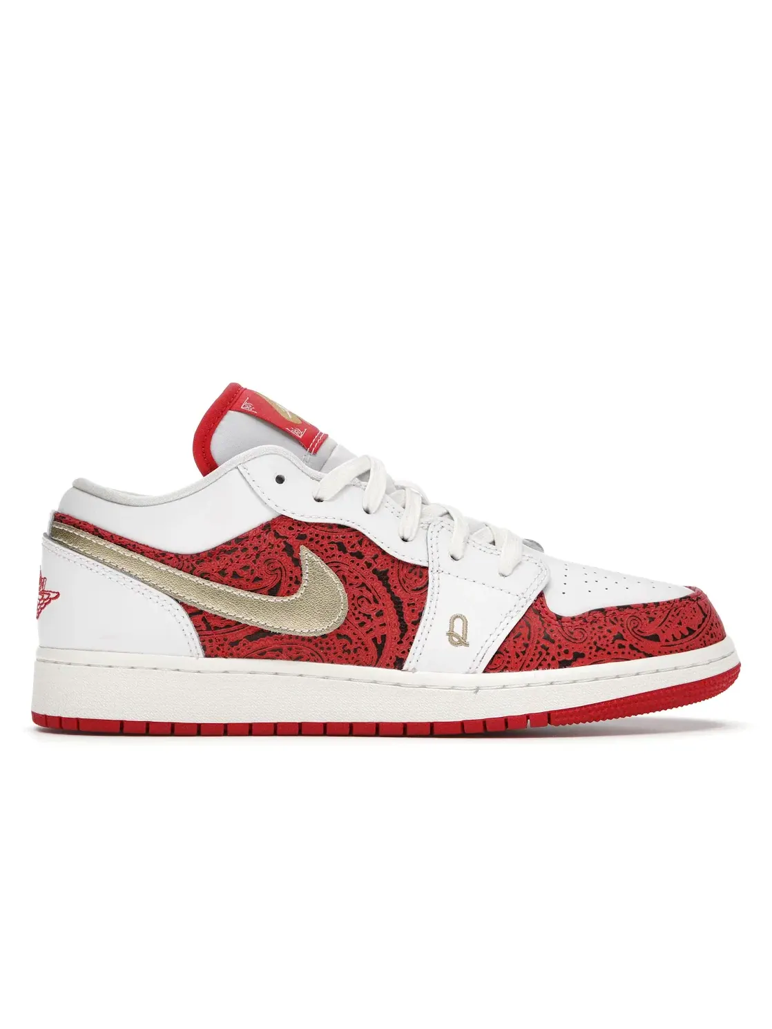 Детские кроссовки Lifestyle с принтом Jordan 1 Low Jordan White/Metallic Gold-University Red-Sail — изображение 1 из 4