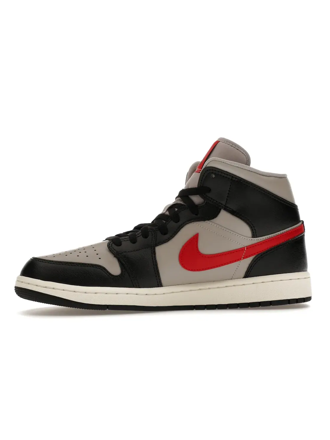 Женские кроссовки с кожаным верхом Jordan 1 Mid — изображение 3 из 4, черный/красный/серый