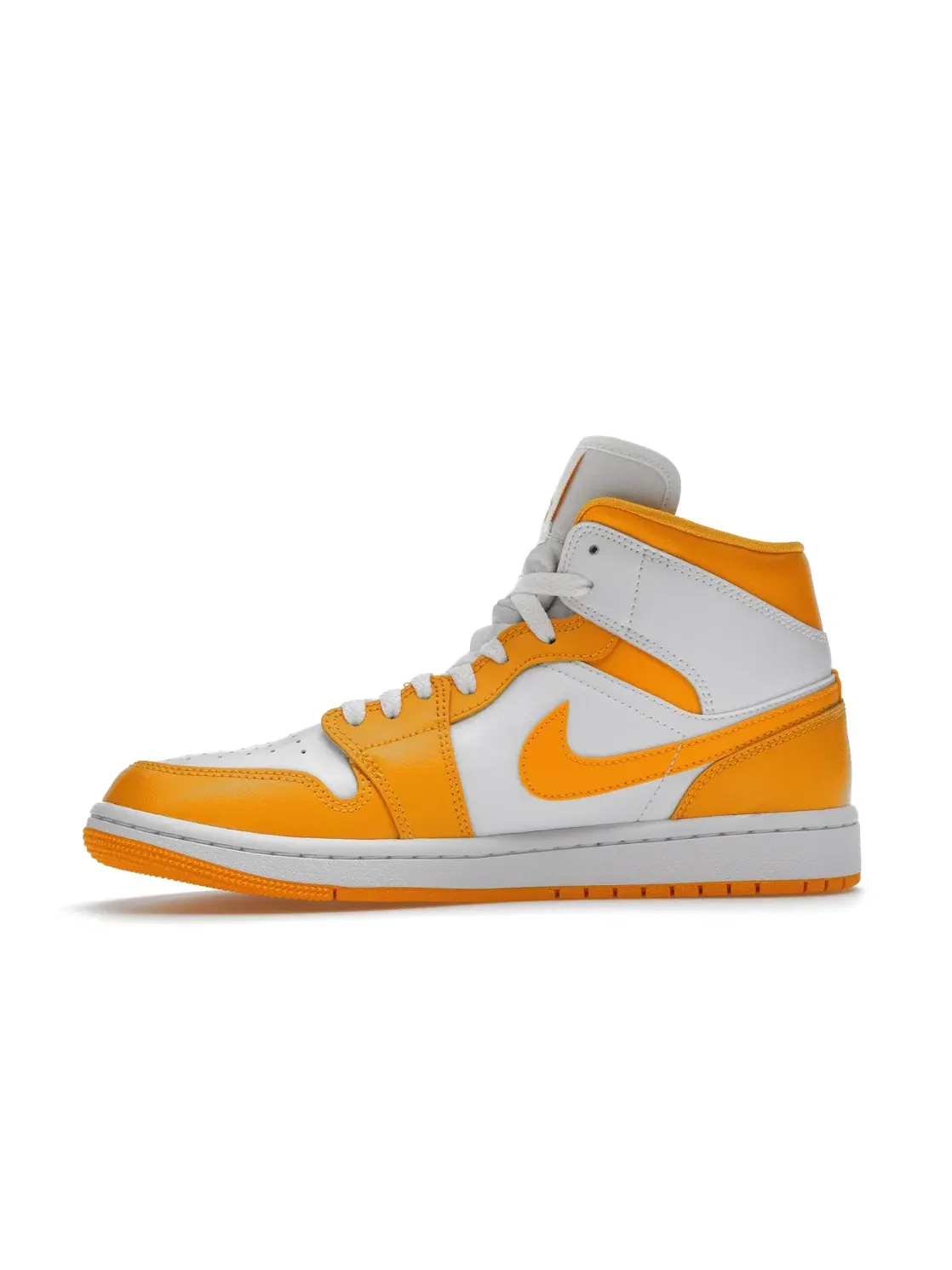 Женские кроссовки с кожаным верхом Jordan 1 Mid — изображение 3 из 4, белый/золотистый/белый