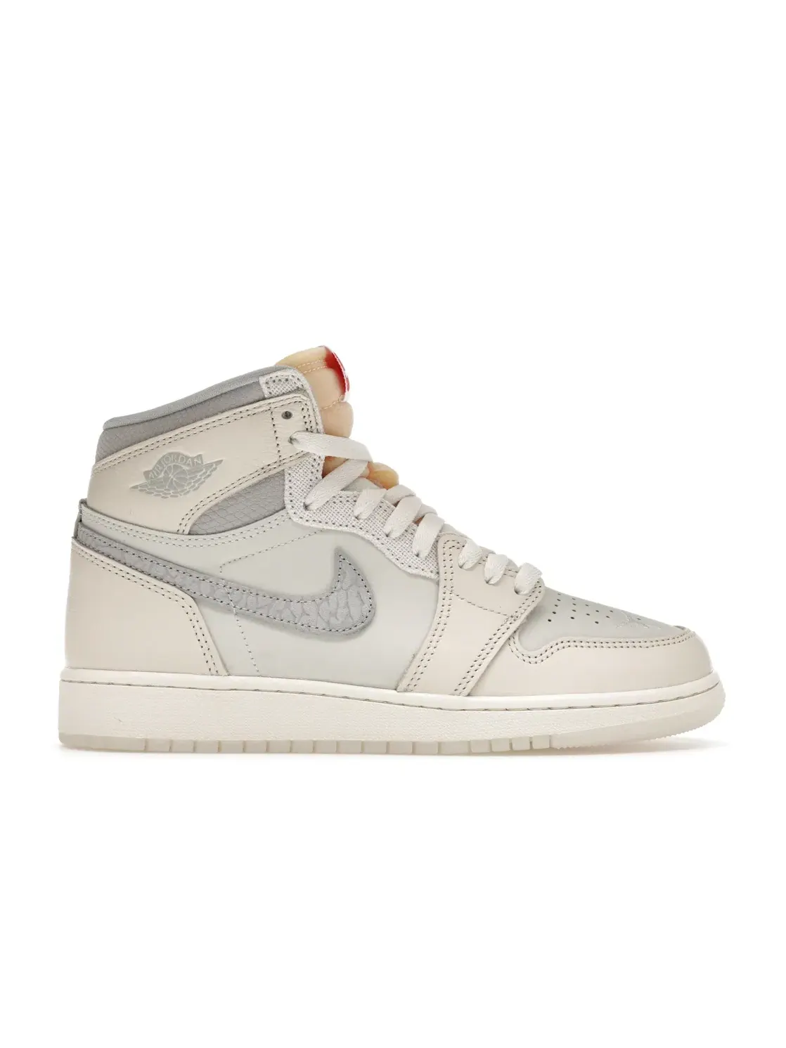 Детские кроссовки для мальчиков с замшевыми вставками Jordan 1 Retro High OG — изображение 1 из 4