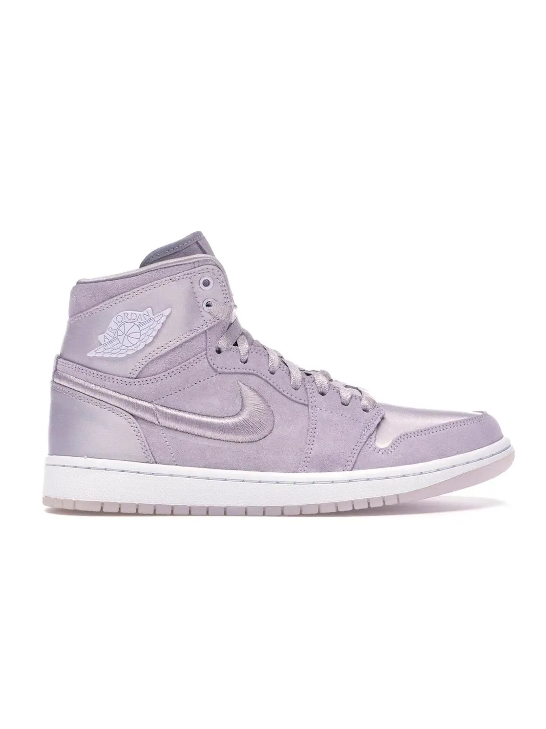 Женские кроссовки для повседневной носки с атласным верхом Jordan 1 Retro High — изображение 1 из 4